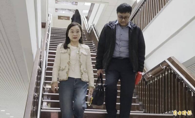 名嘴周玉蔻（左）今到台北地院开庭。（记者张文川摄）