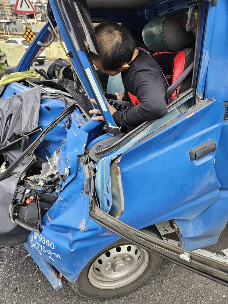 国道1号北上过了东岸高架桥，29号桥上今天下午4时许发生3辆车连环追撞事故，被夹在中间的小发财车，车头严重变形，驾驶一度受困车内，还好意识清楚，送医救治中。（记者林嘉东翻摄）