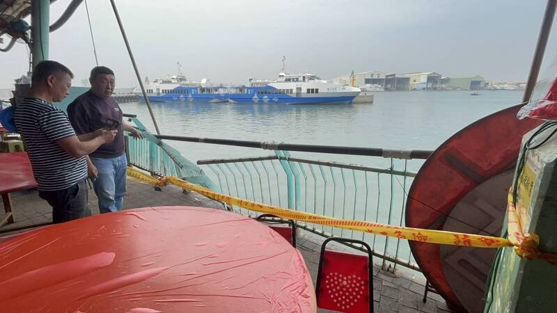 码头边的栅栏也被撞断。（民众提供）