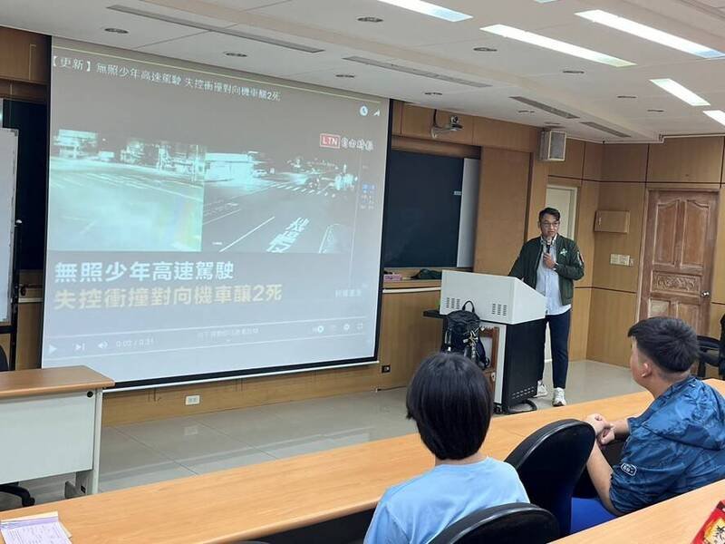 高市交通局借由校园教育课程宣导防制无照驾驶。（资料照，高雄市交通局提供）