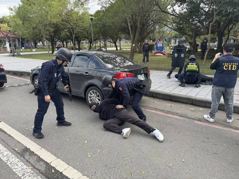 宜兰警分局街头演练防抢拦截围捕，大批警力压制犯嫌场面，一度让民众误会是真抢案。（民众提供）