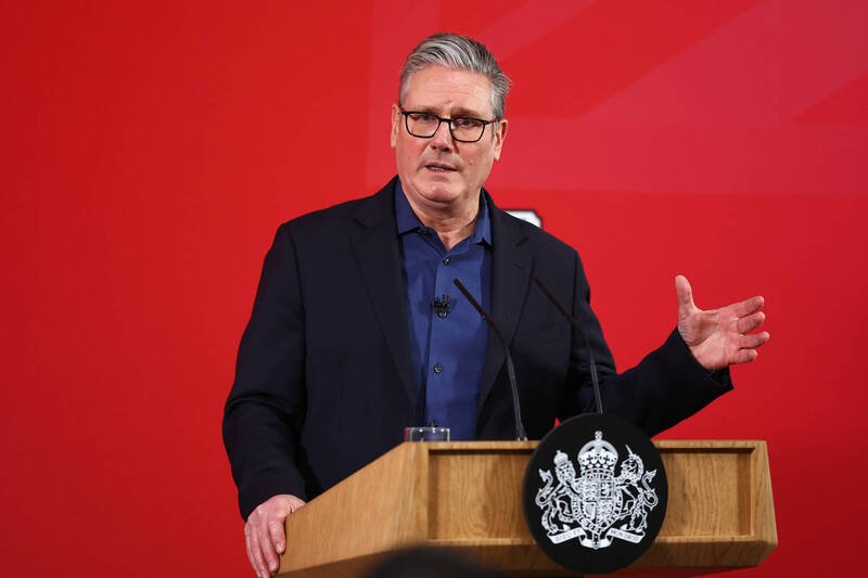 英国首相施凯尔5日发表演说前，谈到前驻美大使曼德森任命案。（美联社）