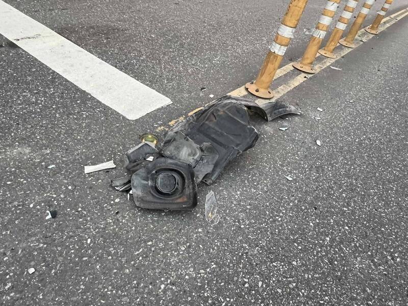 花莲县吉安乡知卡宣大道今清晨发生一起死亡车祸！机车行经路口时，疑似从外侧车道直接切左转弯，与后方同向、直行白色汽车发生碰撞。 （民众提供）