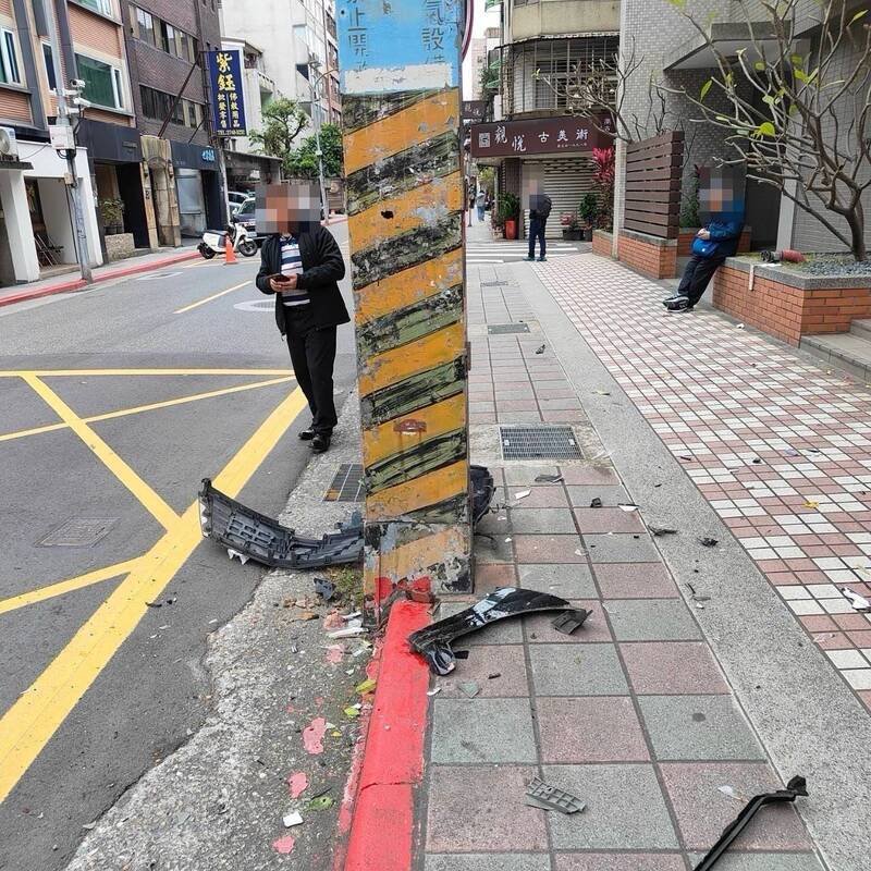 休旅车失控冲向路侧，直接撞上路边的台电变电箱。（记者郑景议翻摄）