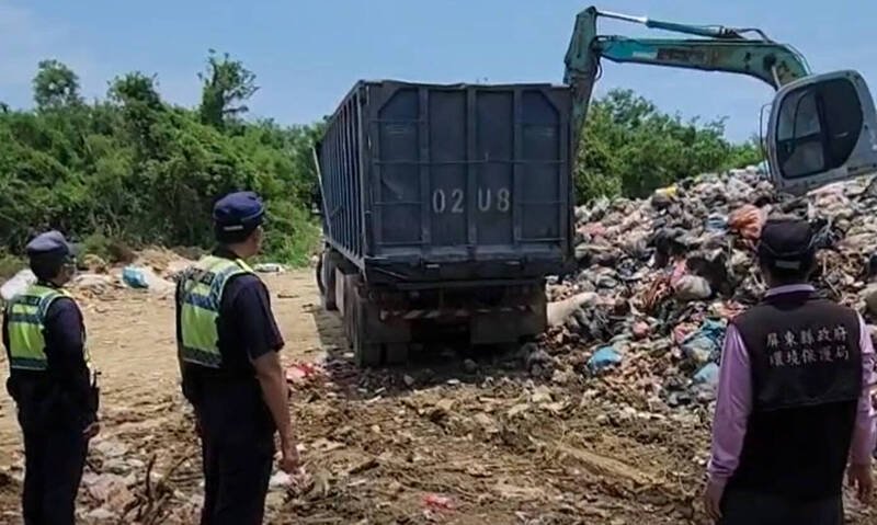 小琉球当时警察「守垃圾」相当奇特。（资料照，屏县府提供）