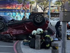 高雄2车碰撞波及待转机车 2女受伤送医