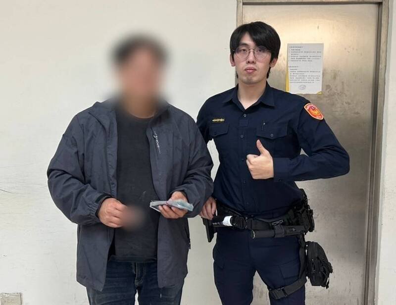 黄姓男子（左）粗心遗失7.5万工程款，八德警靠监视器画面协寻找到失主。（警方提供）