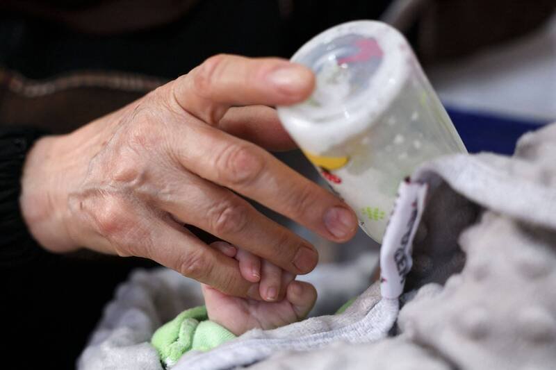 桃园市1名年轻爸爸喂奶后外出，害10月大且长期营养不良男婴独处7小时溢奶窒息死亡。示意图，与本新闻无关。（法新社）