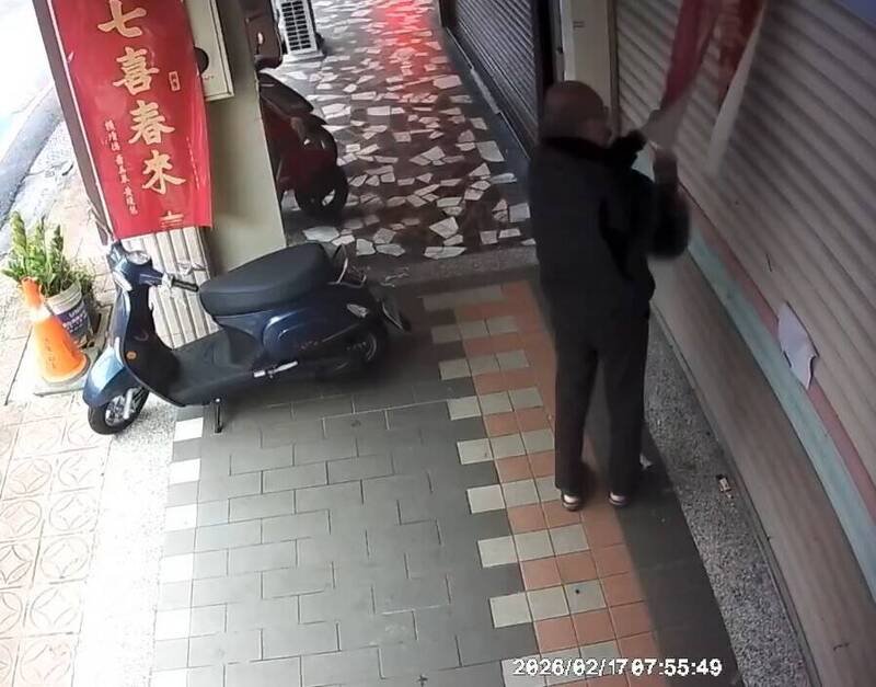 郭姓男子持小刀割破桃园市议员黄琼惠服务处门口的赖清德、萧美琴联名春联。（黄琼慧提供）