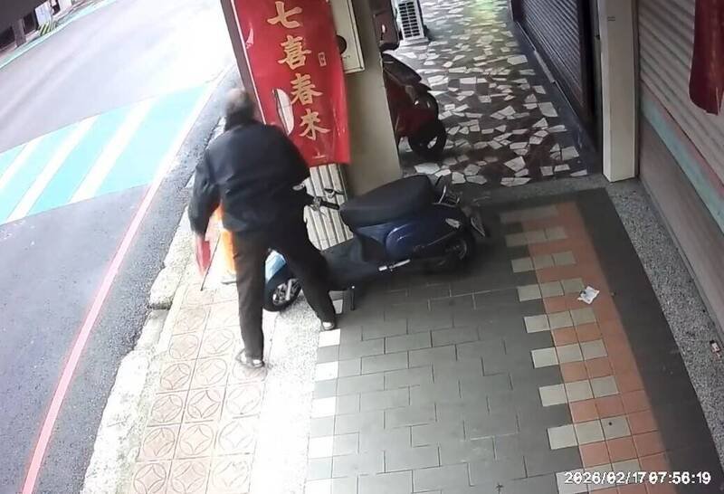 郭姓男子犯案后又折返将另张春联上的赖清德、萧美琴名字挖除。（黄琼慧提供）