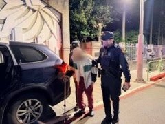 9旬翁低温独自坐卧街头 万华警「逐户询问」助返家