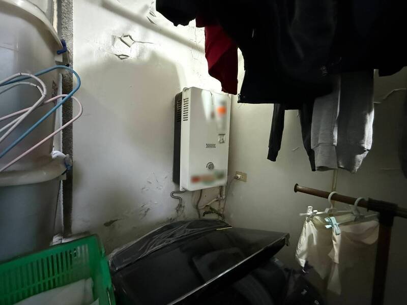 新北市瑞芳传出一家九口疑似一氧化碳中毒，消防署再度呼吁，民众装设强制排气热水器，并保持装设热水器的阳台畅通，避免蓄积CO酿祸；图为一氧化碳灾例现场画面。（警方提供，记者吴仁捷翻摄）