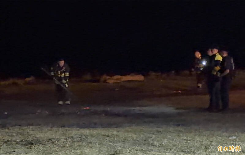 警义消到场时，垃圾也在大火中几乎迅速被烧光，留下浓厚气味和未消散的烟雾。（记者刘人玮摄）