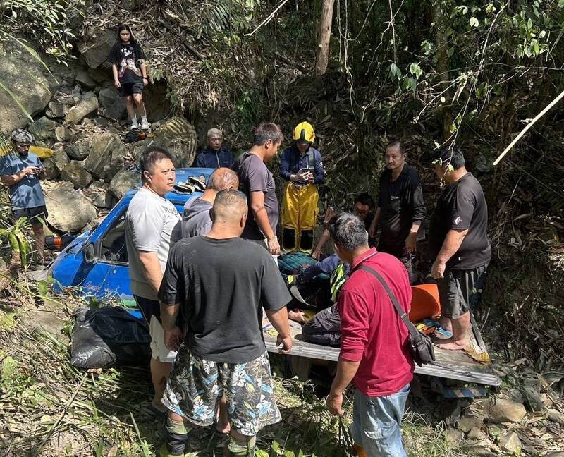 警、消人员与村民将庄女救出送医。（警方提供）