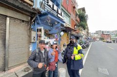 新加坡旅客春节游和平岛掉钱包 热心警徒步助寻回