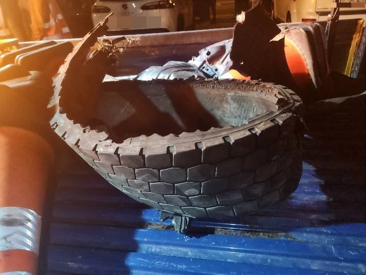 国道1号北斗段发生联结车爆胎，胎皮散落中线车道。（民众提供）