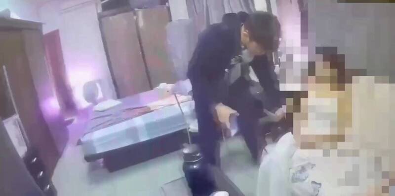 警方逮捕在林森北路住商大楼内的非法卖淫越南籍女子。（记者姚岳宏翻摄）