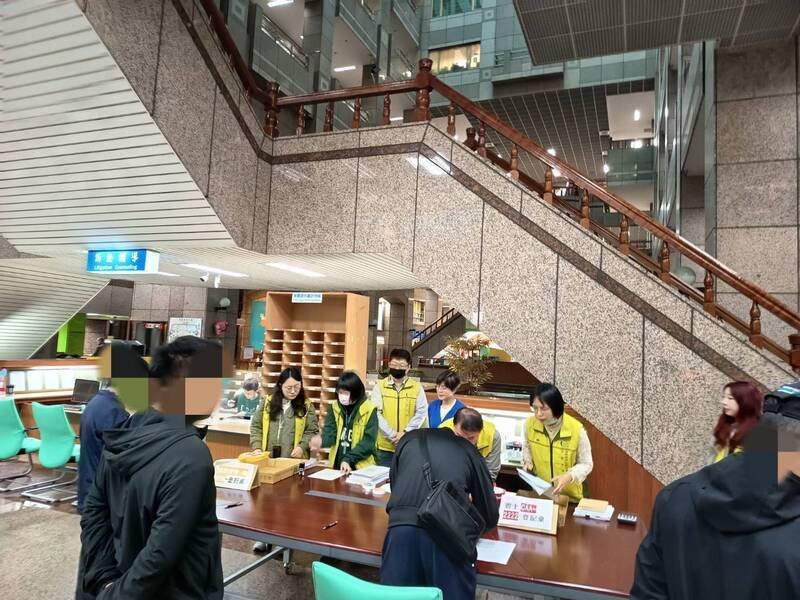 基隆地检署与行政执行署今天上午在地检署变价拍卖扣押物，现场1.2万余颗泰达币在激烈竞价50回后，以39万3500元拍定。（记者林嘉东翻摄）