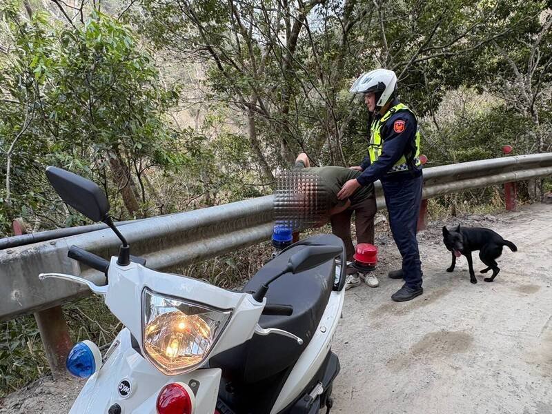 秀峦派出所代理所长高恩赐发现简男身体不适，除通报119，并飞奔派出所取出AED急救包赶回现场救护。（新竹县横山分局提供）