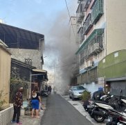 台中民宅火警疑行动电源起火   1人躲顶楼救出