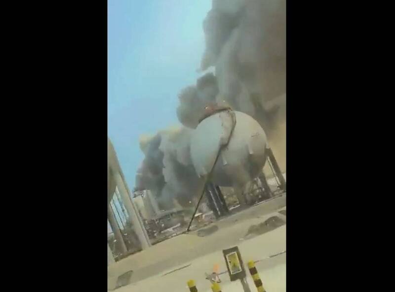 沙乌地阿拉伯拉斯塔努拉炼油厂遭到攻击，现场冒出浓烟，这个日产55万桶原油的炼油厂被迫关闭。（图撷自X）