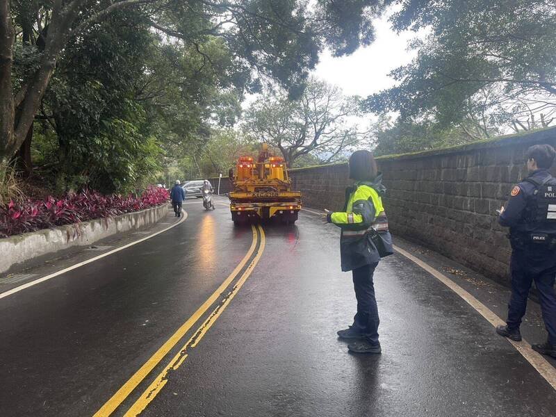 新北市淡水小坪顶联外道路，发生休旅车撞上逆向车辆后翻覆，还撞断路边灯杆。（记者吴仁捷翻摄）