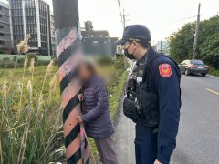 桃园迷途阿嬷被车流吓到「抱电杆」 平镇警暖送她回家