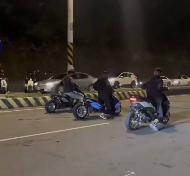 警方搜证掌握改装竞速机车的骑手们在马路上竞速。（新湖警分局提供）