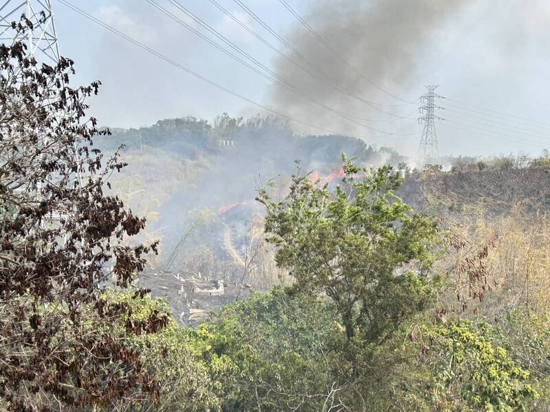 彰化县两天来发生18起疑似扫墓火灾，消防员疲于奔命。（消防局提供）