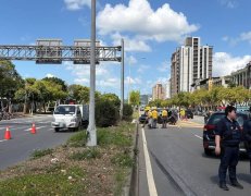 疑变换车道不慎酿祸 2车擦撞后波及对向车道轿车