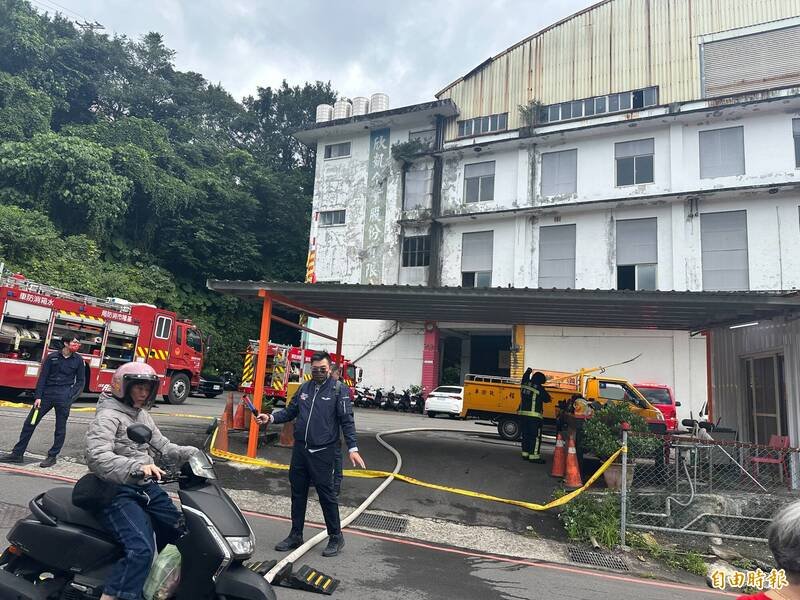 警、消疏散周边人群，并出水进行周界防护。（记者吴升儒摄）