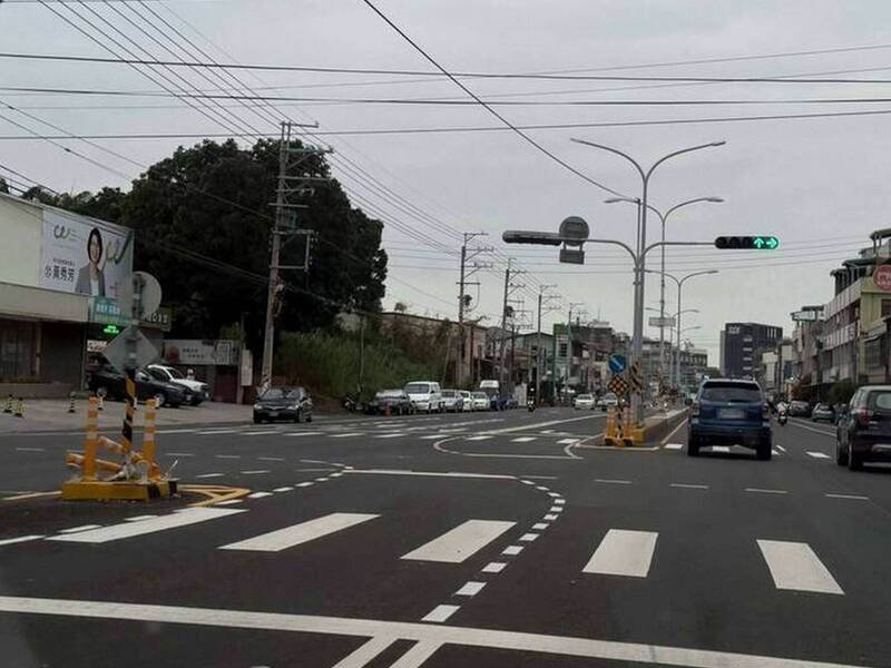 彰南路沿线15处路口都有划设行车导引线。（资料照）