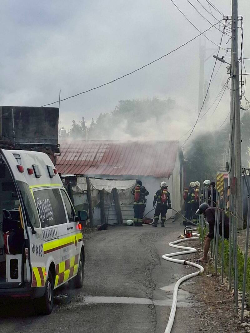 台东市青海路三段一栋民宅今晨火警，9旬妇人呛伤送医。（记者黄明堂翻摄）