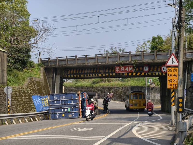 李姓男子驾驶货柜车疑未注意高度撞上涵洞，横倒在车道中央。（瑞原里长黄定宏提供）