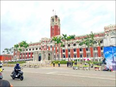 男子骑机车停总统府前吼叫 警方拦阻强制送医