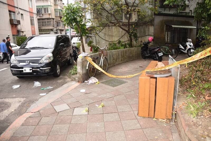 39岁染毒男子朱禹治3年前因纵火烧家被逐出家门，至76岁阿姨、中山女中退休国文老师谭家化住处外借钱遭拒，竟持水果刀猛刺阿姨多刀，命中心脏当场死亡。 （记者郑景议翻摄）