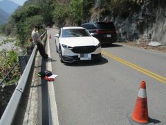 天外飞来横祸   男子驾车行经谷关山壁树木突掉落砸中车