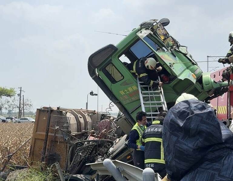 嘉义县台37线车祸，砂石车冲进玉米田中。（民众提供）