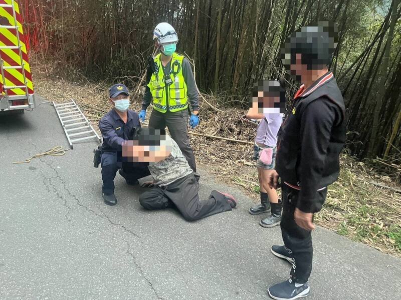 警、消人员合力将汤女救下，汤女经送医救治，无大碍。（图由警方提供）