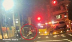 又见行人地狱！爸爸带女儿过斑马线  拖吊车转弯未减速差点被收走