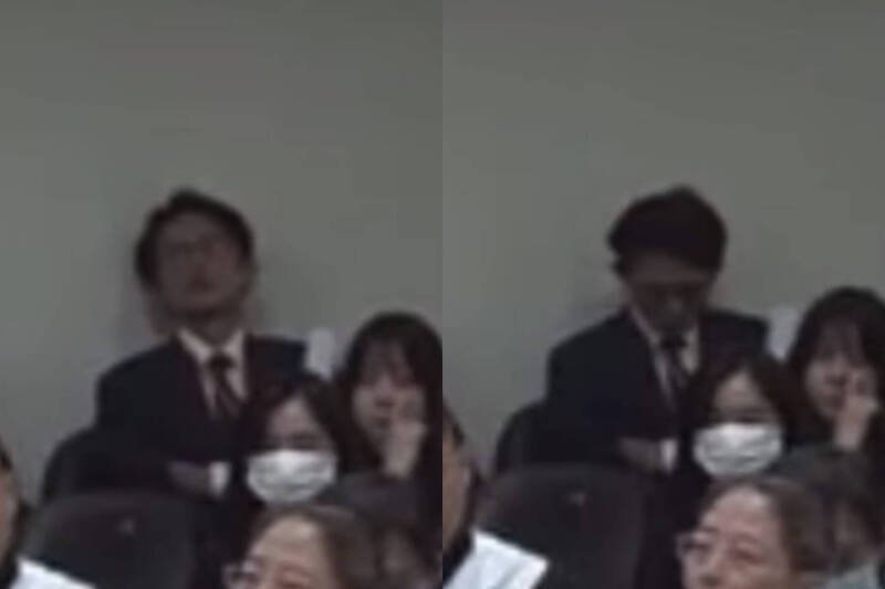 民众党主席黄国昌在法庭旁听时，坐在最后一排疑似在打瞌睡的照片，曾引发网友讨论。（本报合成，撷取自四叉猫/Threads、画面来自台北地院官网）