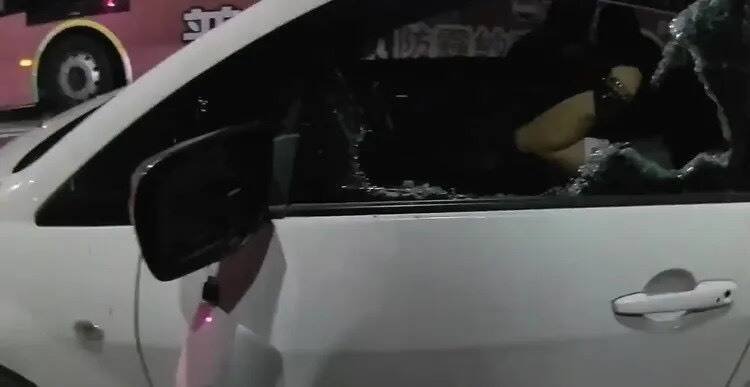 警方击破驾驶座车窗及后照镜，驾驶林男仍趁机逃窜。（民众提供）