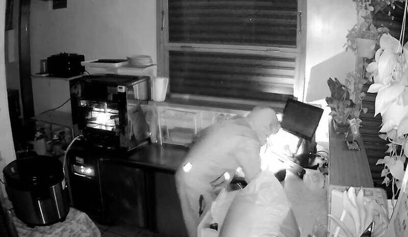 穿著帽T犯嫌潜入餐厅偷窃财物得手后逃逸。（图撷取自网路）