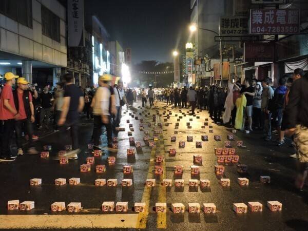 早年大甲妈遶境经过彰化县，施放爆竹阵仗非常惊人。（资料照）