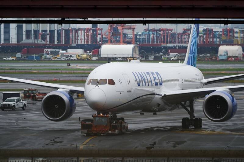 美国联合航空波音787-9客机疑似引擎起火，紧急返降洛杉矶。联航波音787-9示意图。（彭博）