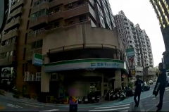 高雄街头惊见男子持刀 与妻吵架暴走下场曝