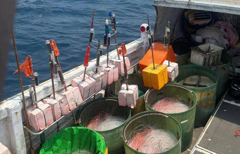 我国渔民海上放置电动浮标及闪光灯组，不翼而飞。（渔民提供）