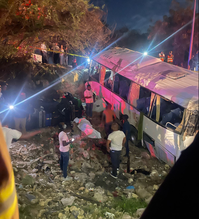多明尼加发生巴士事故，造成2死13伤。（图撷自「@FranklinCorder」X帐号）