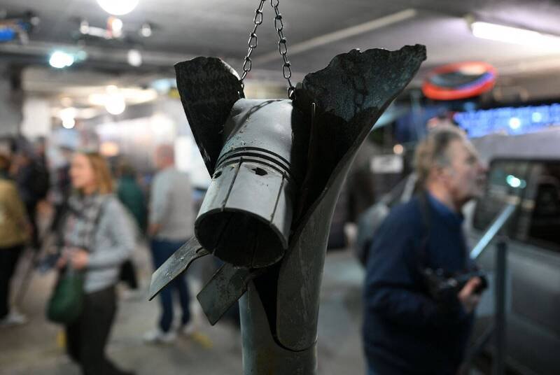 23日拍摄的画面显示，德国的「柏林故事地堡」博物馆的乌战常设展中展出已爆裂的手榴弹的残骸。（法新社）
