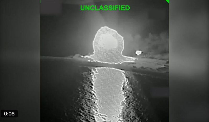 美军中央司令部在X上也持续分享相关作战画面，包含多架F/A-18「超级大黄蜂」战机从航空母舰起飞，以及伊朗的船舰和飞弹发射设施遭到轰炸的画面。（图撷自X）